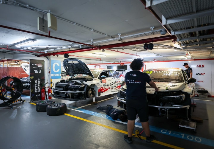 Rifornimento per la finale del TCR World Tour a Macao
